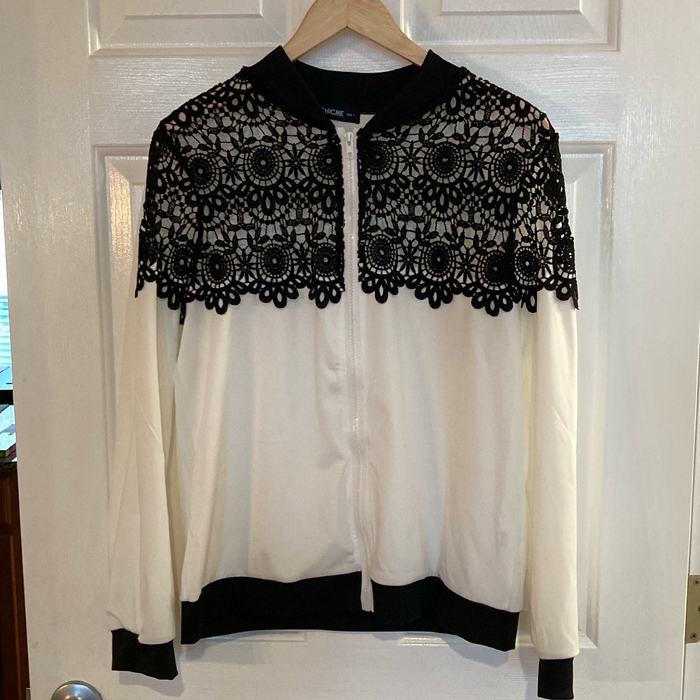 Woman’s white zipped top